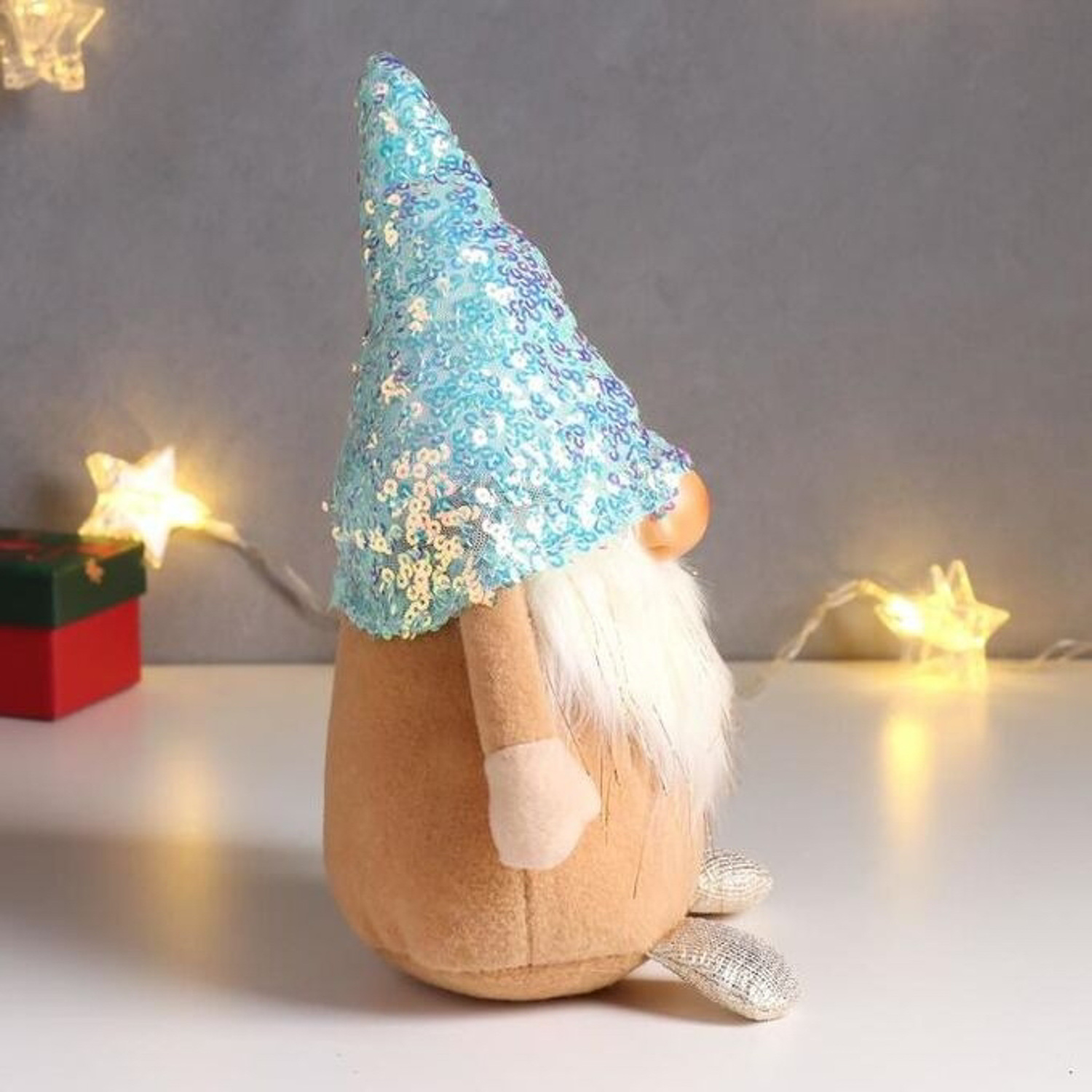 Кукла интерьерная "Дед Мороз в бело-перламутровом колпаке с пайетками" 33х14х17 см 6260136