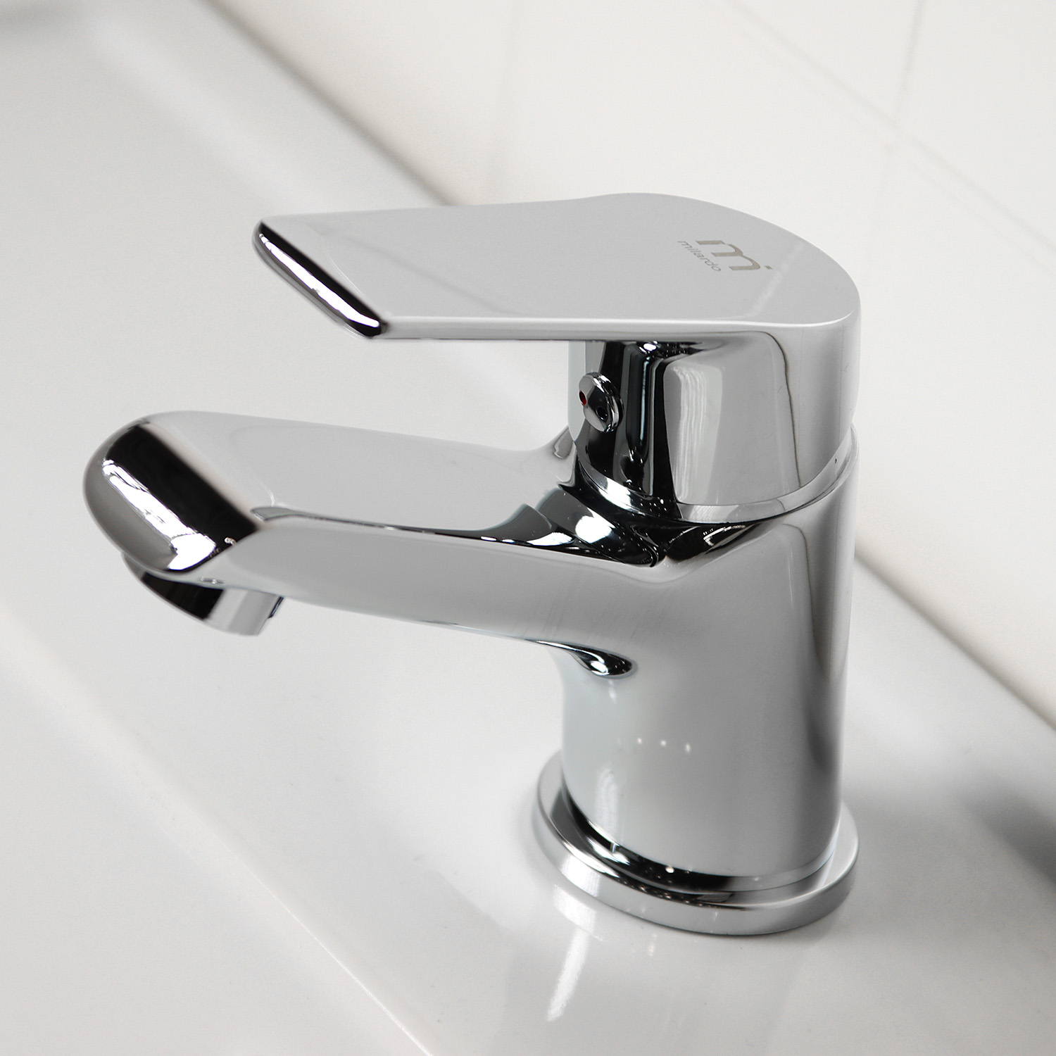 Смеситель для умывальника Milardo Nelson, короткий излив, рычажный