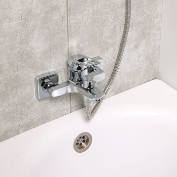 Смеситель для ванны Milardo Atlantic, короткий излив, однорычажный